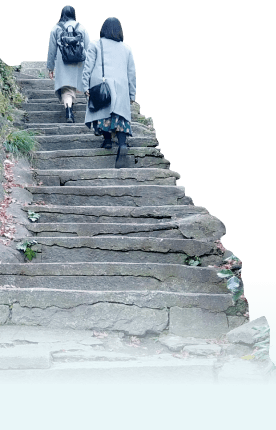 階段を上る2人の女性