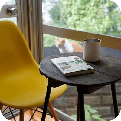 コーヒーと本が置かれたカフェの一席