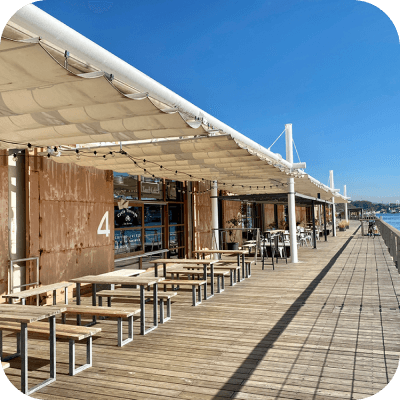 海沿いのデッキカフェ