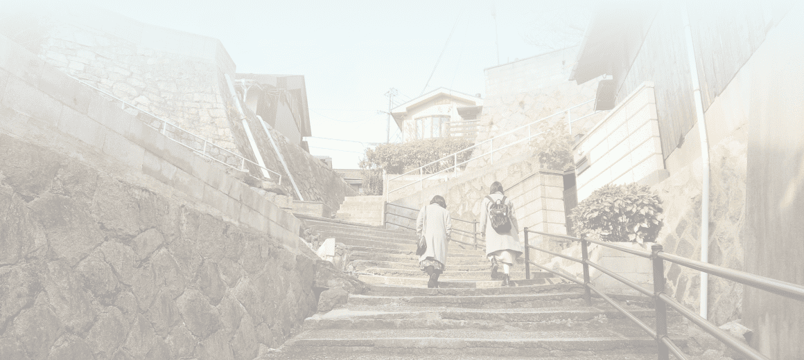 尾道の街中の階段を上っていく2人の女性